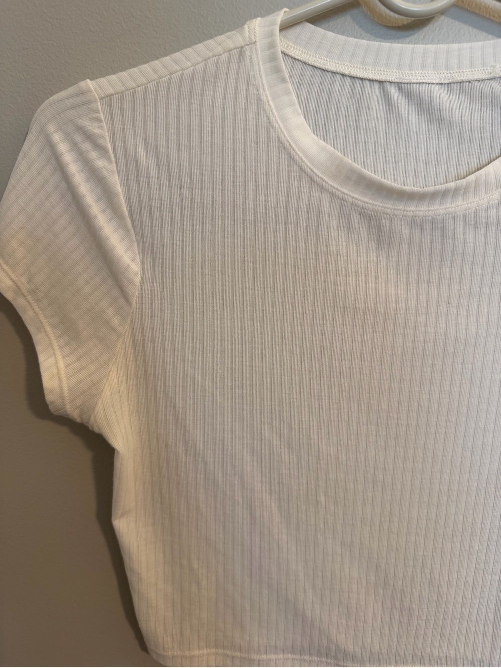 ALO Yoga Ribbed Sea Coast Cropped Short Sleeve Tee - White - Picture 3 of 6